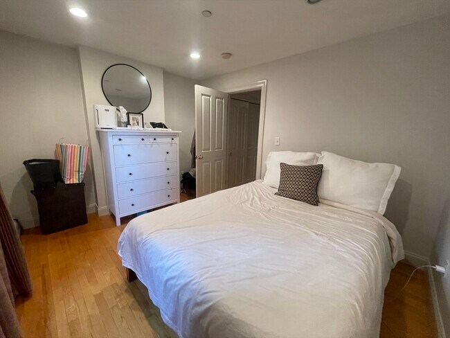 Building Photo - 39 Salutation St