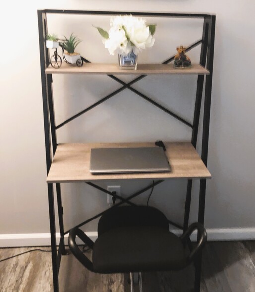Work desk - 4 N Hamilton St