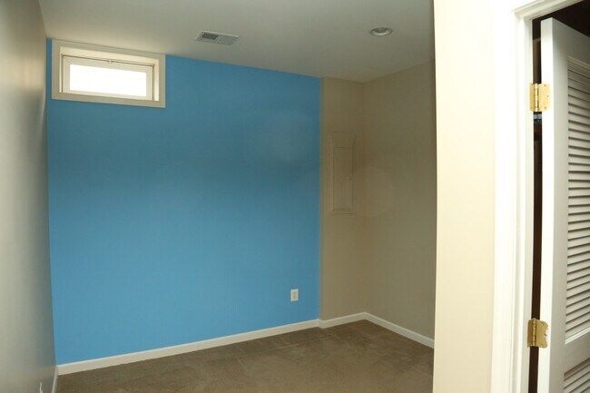 Building Photo - 4 Bedroom Townhouse on Abington Drive