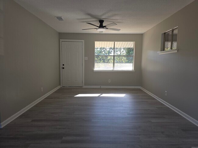 Building Photo - 408 Lindenhurst Dr