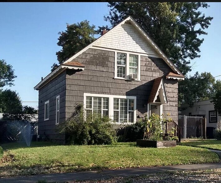 Building Photo - Charming 3BR Home with Spacious Yard & Bonus Living Space