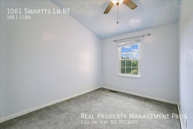 Building Photo - 1061 Smartts Ln NE