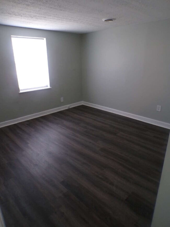 Building Photo - 2 bedroom 1 bath apartment near Church Hill Downs and University of Louisville, all utilities inc...