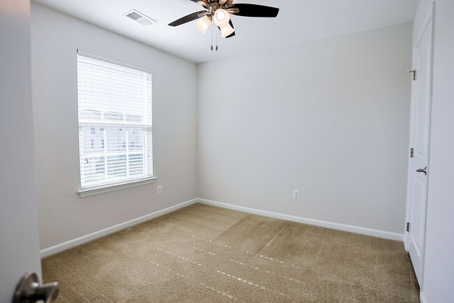Building Photo - Move-in ready Townhome in Wenworth Green C...