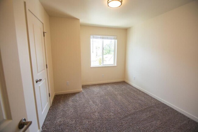 Building Photo - S St 7 plex