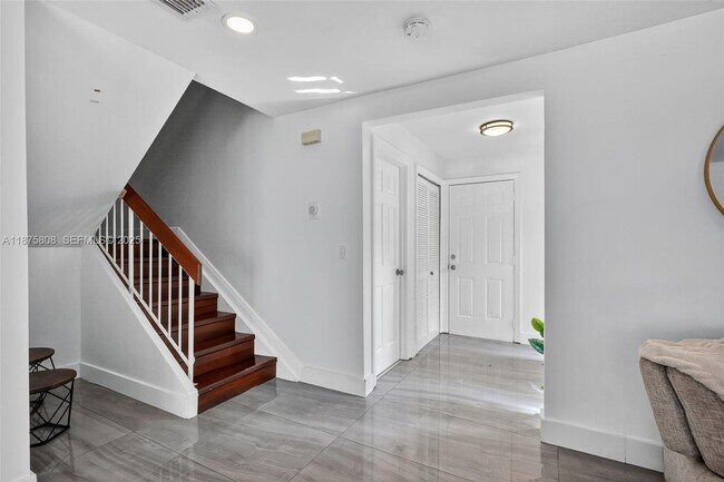 Building Photo - 20424 NE 10th Ct Rd