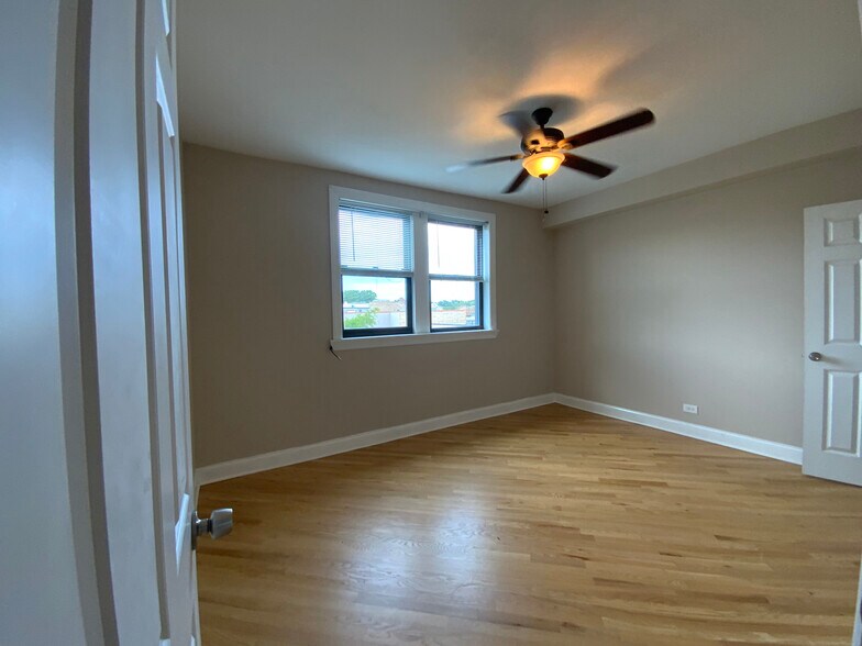 Building Photo - 894 Green Bay Rd