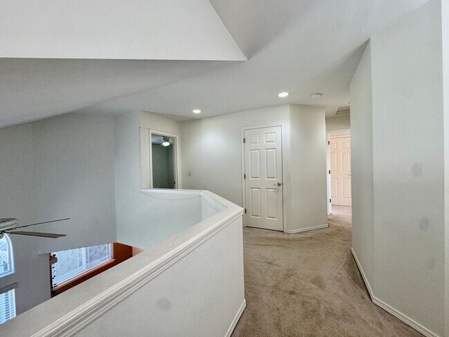 Building Photo - Bothell Townhouse