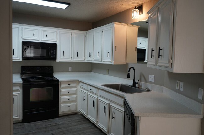 Building Photo - 3/2/2 or 2 Bedroom with an Office