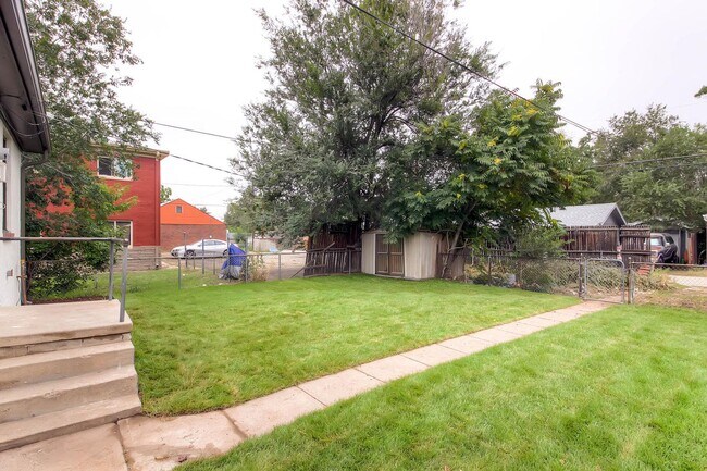 Building Photo - Updated 4-bed, 2-bath home - Blocks from R...