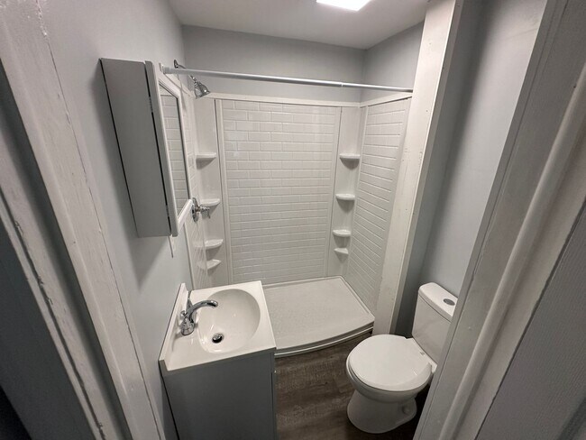 Building Photo - 4 Bedroom 3 Bathroom