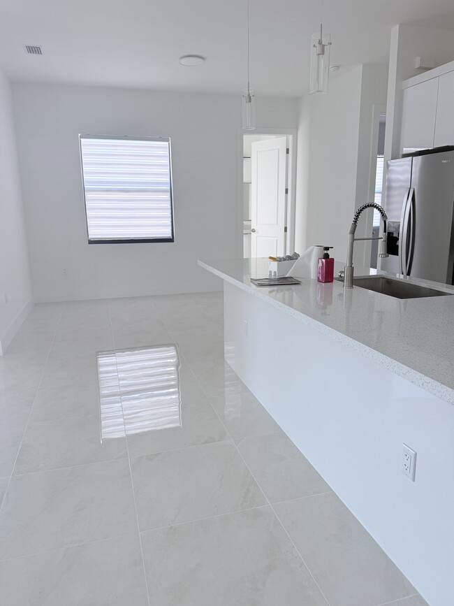 Building Photo - 2504 Vera Ave S