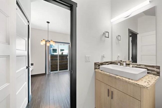 Building Photo - Modern 3 Bedroom + 2.5 bath home in SE Portland!! Brentwood Neighborhood with Air Conditioning!!