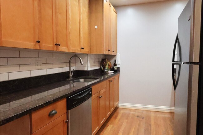 Building Photo - 757 Syracuse Ave