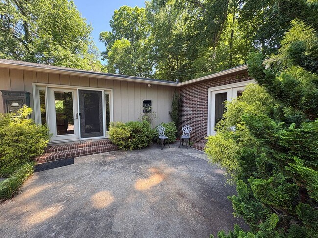 Building Photo - Large Lakefront Home Minutes from Downtown Greenville!