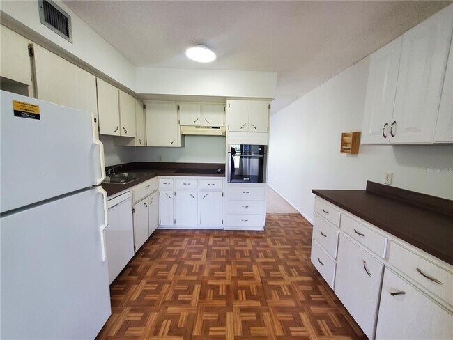 Building Photo - 2427 Rhodesian Dr