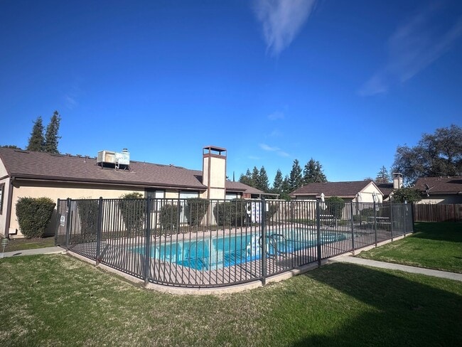 Building Photo - NW Visalia Home Coming Soon!