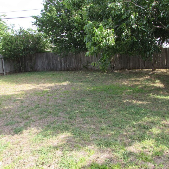 Building Photo - 2201 Ledgestone Dr