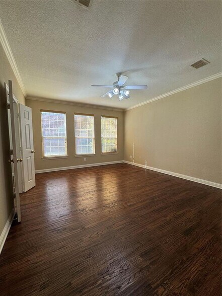 Building Photo - 9101 Forest Hills Dr
