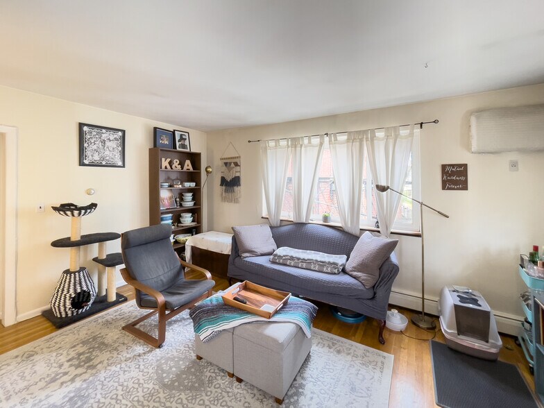 Building Photo - 594 Centre St