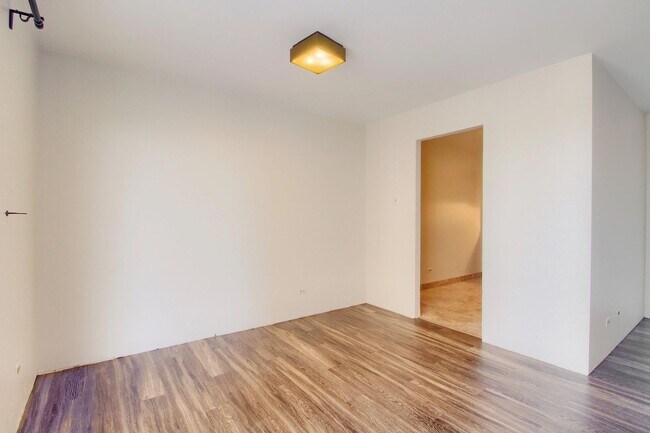 Building Photo - Gorgeous highrise apartment in Washington ...