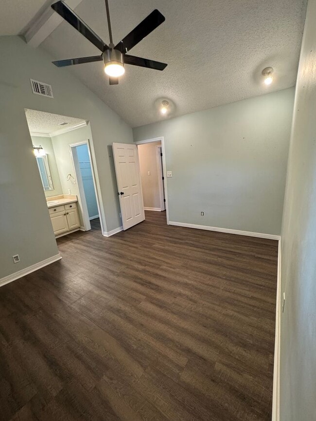 Building Photo - GREAT COMMUTE LOCATION!