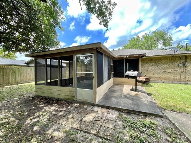 Building Photo - 241 Crestwood St