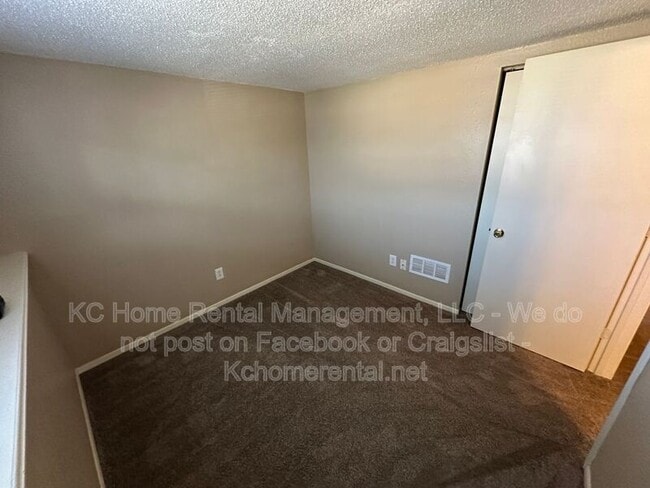 Building Photo - 405 NE Westwind Dr