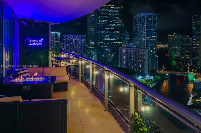 Building Photo - 350 S Miami Ave