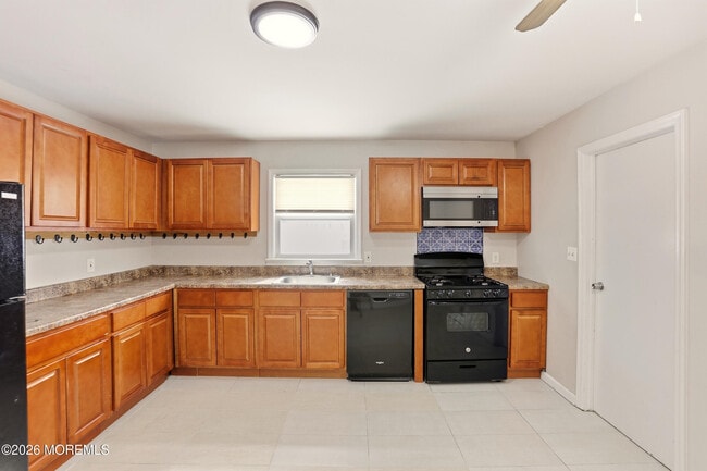 Building Photo - 422 Shady Ln