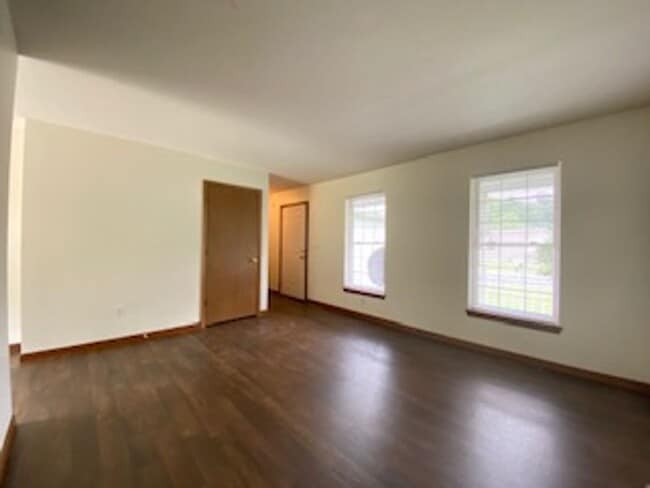 Building Photo - 3 Bedroom Home with 2 Car Attached Garage!