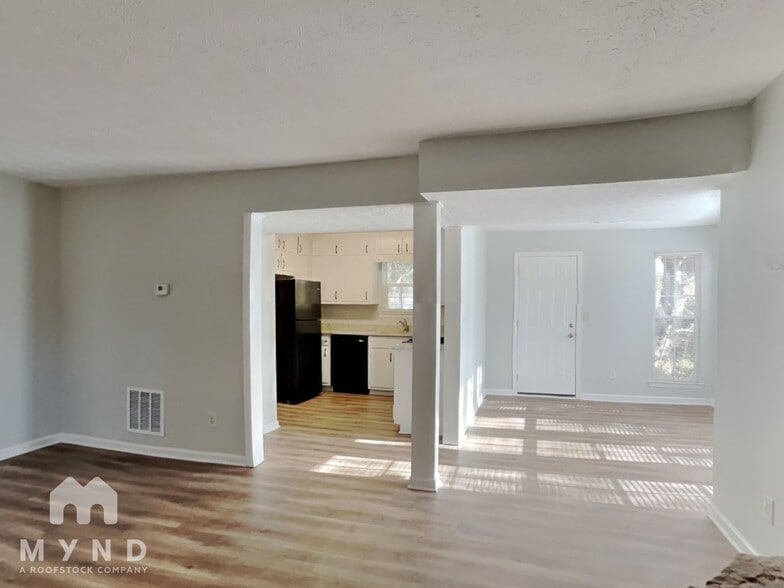 Building Photo - 3050 Brook Hollow Dr