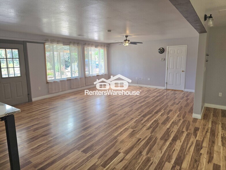 Building Photo - 999 Castlewood Dr