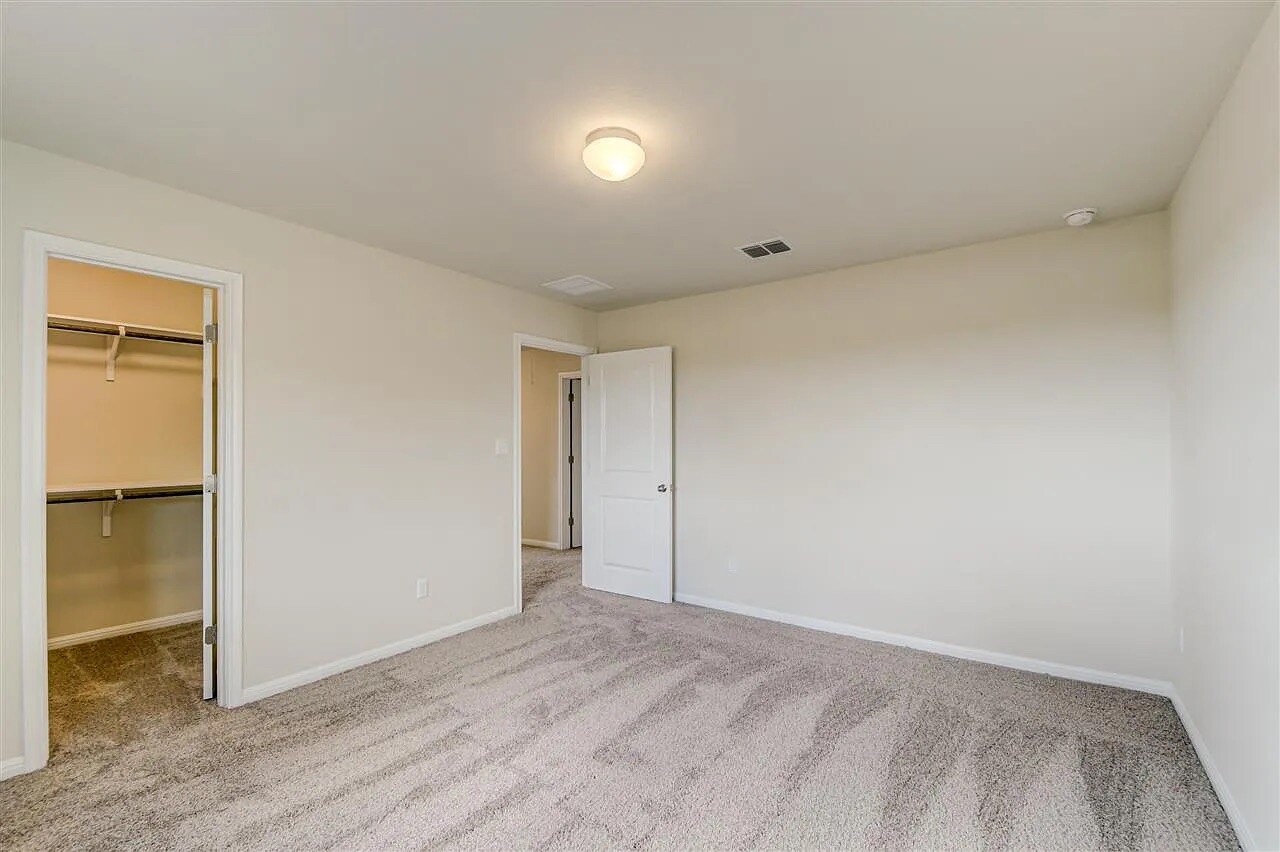 Building Photo - Room in House on Spinnaker Loop