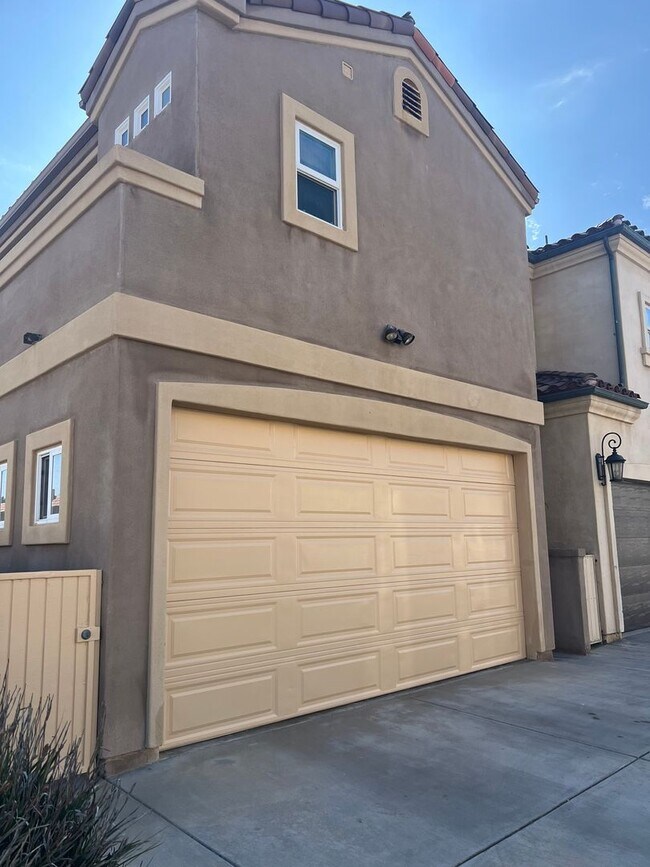 Building Photo - Custom home 1 block to ocean