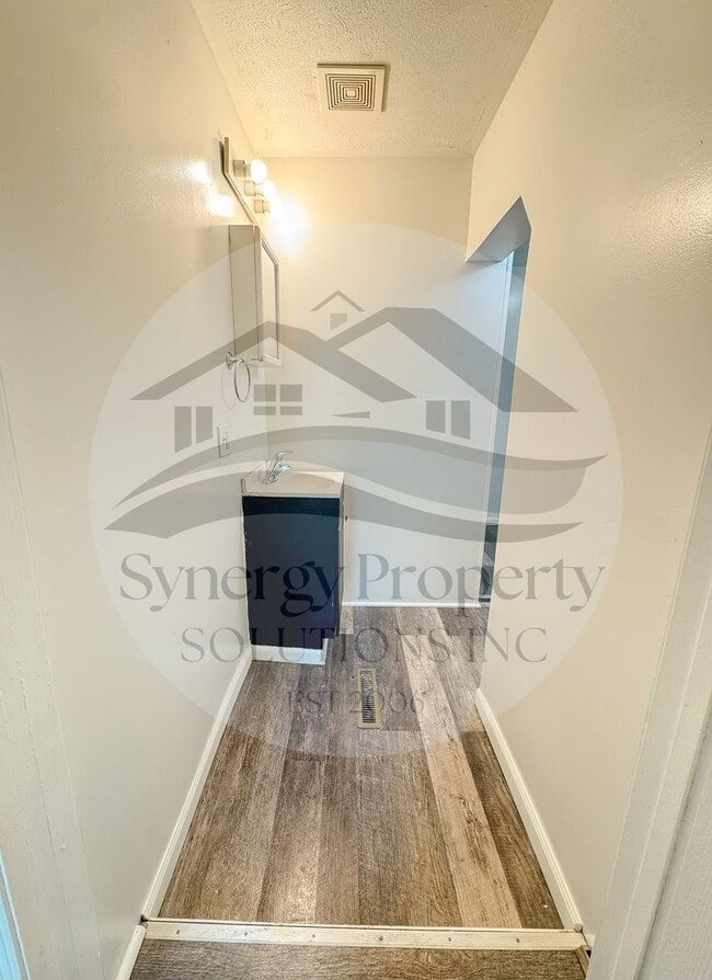 Building Photo - Large Mansfield Home