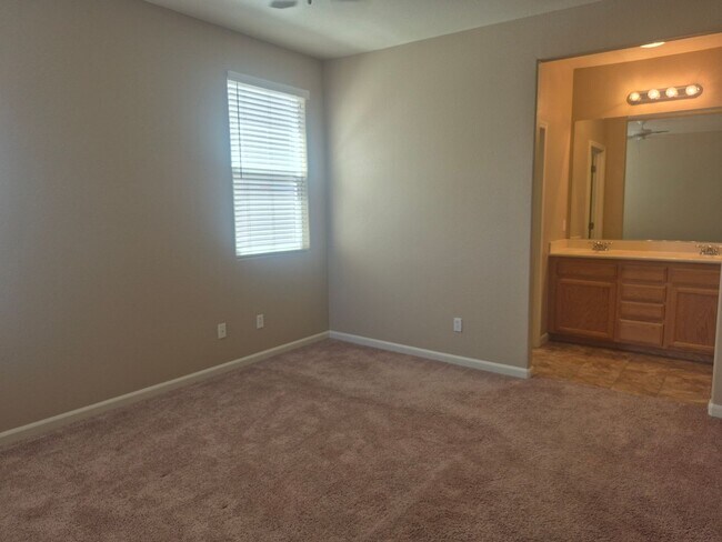 Building Photo - Adorable 3 bedroom 2.5 bath