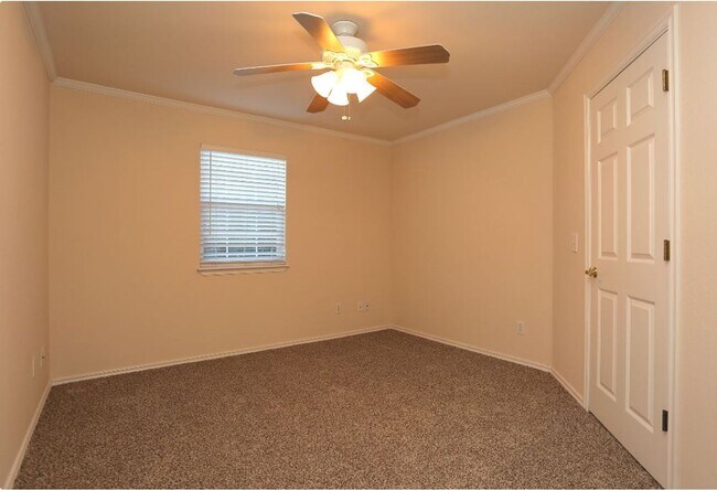 Building Photo - Beautiful large 2-bedroom 2 baths with 1 car garage in Mid Town Tulsa!!