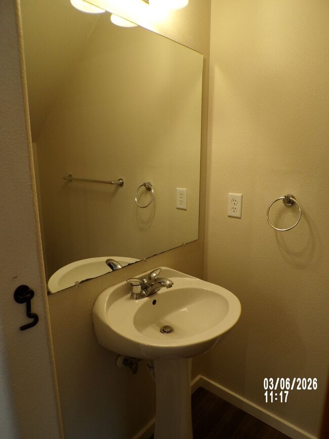 Building Photo - Newly remodeled Meadows Townhome