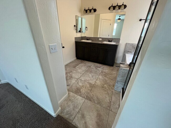 Building Photo - beautiful three bedroom home with sparkling pool in Visalia