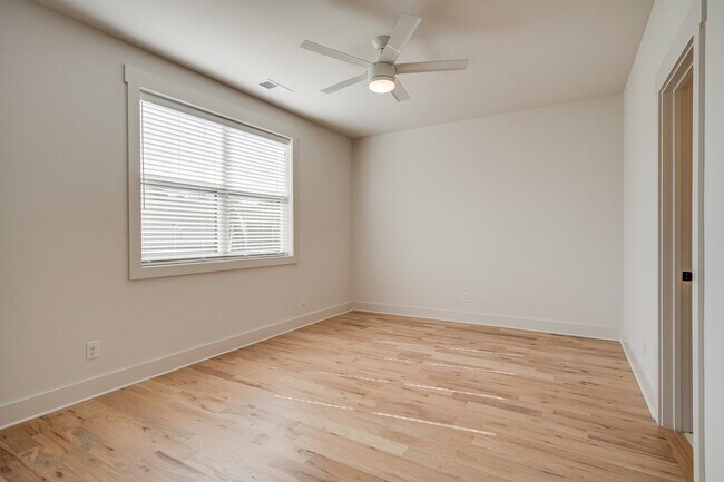 Building Photo - Stunning 4-Bedroom Nashville Home with Granite Countertops, Hardwood Floors, and Fireplace!