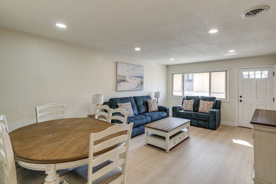Building Photo - 440 Dela Vina Ave