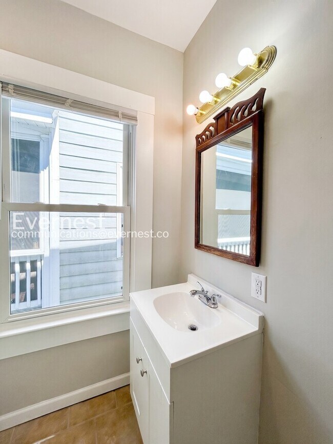 Building Photo - 3 Bed, 2.5 Bath Home with Fenced Yard / Pet-Friendly / Available Now!