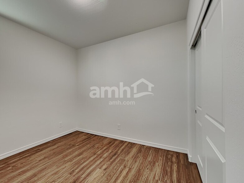 Building Photo - 781 S 150th Dr