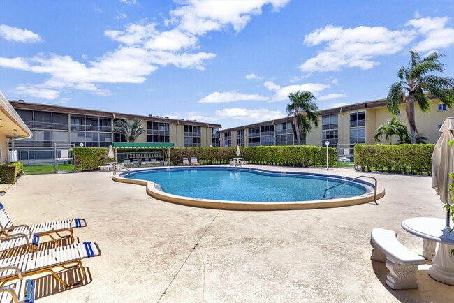 Building Photo - 700 Village Green Ct