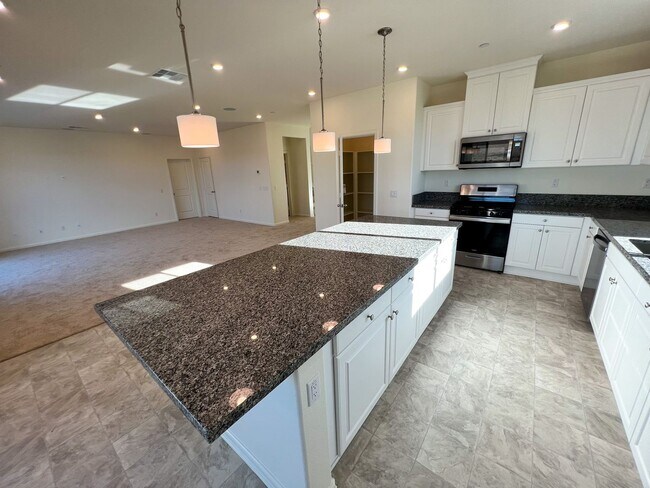 Building Photo - 5 Bedroom home with FULL MOTHER IN LAW SUI...