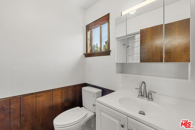 Building Photo - 1122 S La Peer Dr