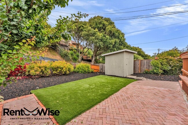 Building Photo - 110 Cuesta Dr
