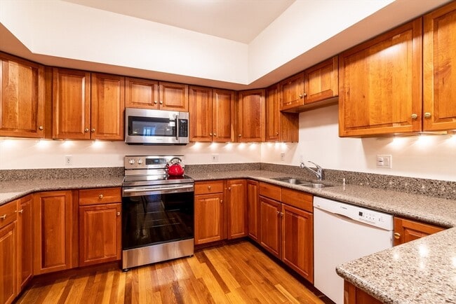 Building Photo - 3 Appleton St