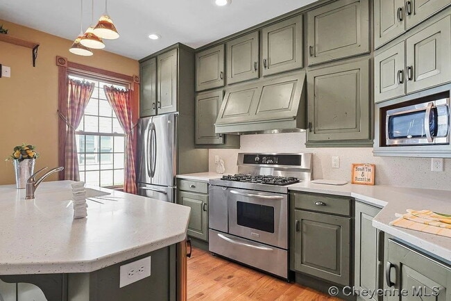 Building Photo - Charming Three Bedroom Home!